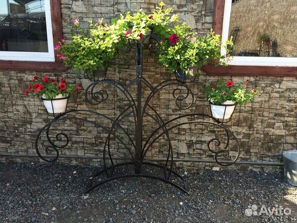 цветочница металлическая цм-1. домовой с подковой. кованые цветочницы для сада. кованые подставки для цветов. холодная ковка цветочник.