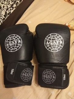 Боксерские перчатки и шлем