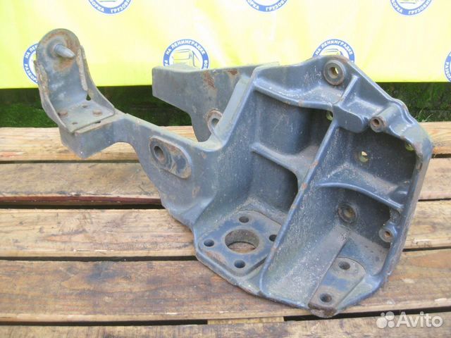 Кронштейн передней рессоры передний 5010574077 лев