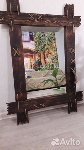 Зеркало в деревянной раме