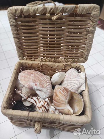 Плетёный сундучок с набором ракушек