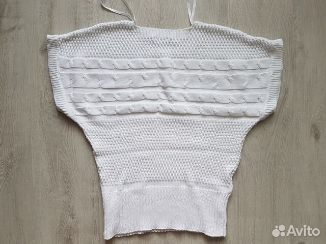 Яркий белый джемпер 