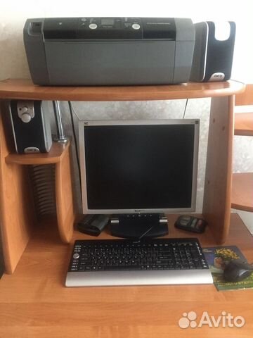 Принтер, компьютер, стол Принтер, компьютер, стол