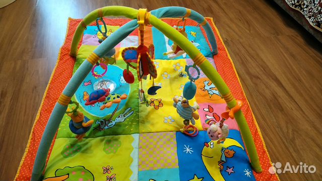 Развивающий коврик с игрушками