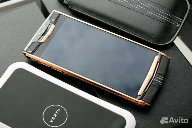 Vertu Signature Touch Clous de Paris Gold Vertu Signature Touch Clous de Paris Gold