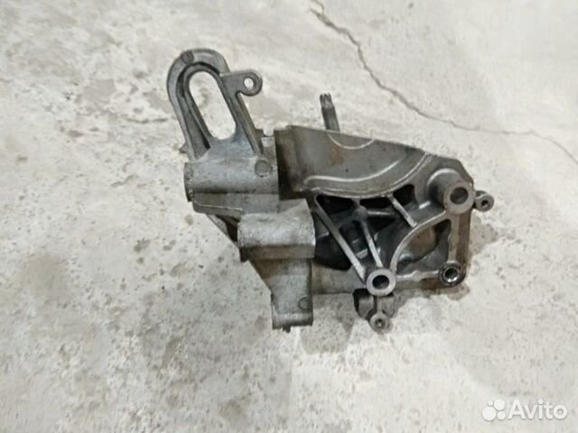 Кронштейн двигателя правый Ford Focus 2 08-11 Кронштейн двигателя правый Ford Focus 2 08-11