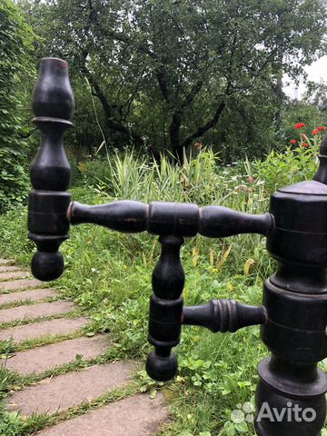 Столик круглый антикварный Столик круглый антикварный