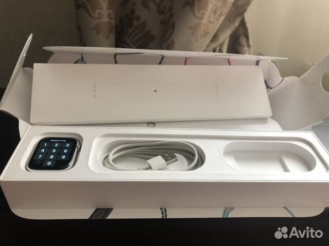 Apple watch 4 44mm aluminum and ceramic case GPS Apple watch 4 44mm aluminum and ceramic case GPS