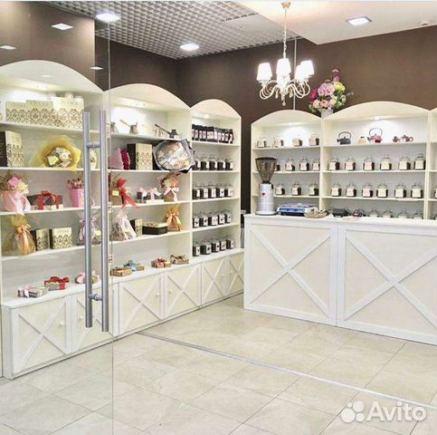 Торговое оборудование (витрины, стеллажи)