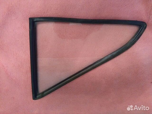 Форточка от Москвича задняя глухая