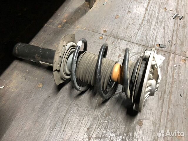 Стойка подвески перед. прав. BMW F30