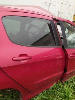 Правая задняя дверь пежо 308 красная