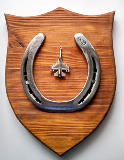 Панно подкова на счастье с копией истребителя Су-5