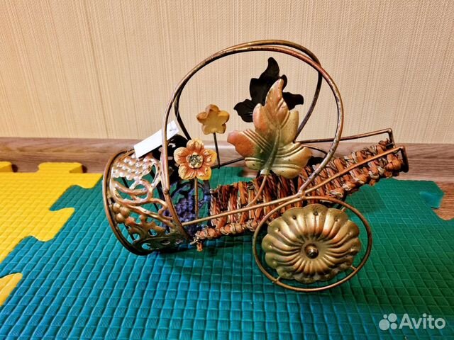 Декоративная подставка под бутылку вина