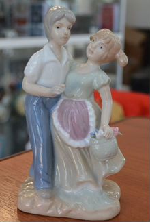 Фарфоровая статуэтка- влюбленная парочка (свидани