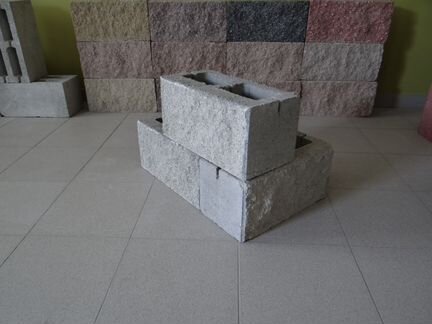 Блок стеновой с колотой поверхностью Серый