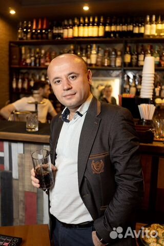 Ведущий поющий