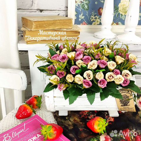 Бочонок с искусственными цветами