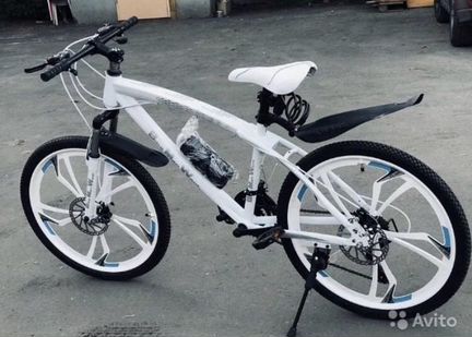 Белый велосипед на литых дисках. Новый