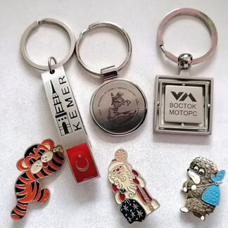 Брелоки и значки