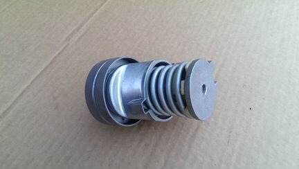 Новый натяжитель приводного ремня Фольксваген Ауди