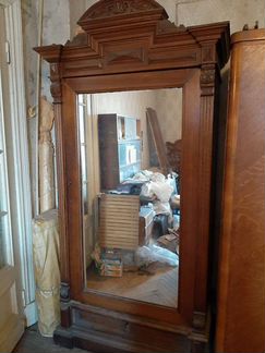 Старинный шкаф с зеркалом