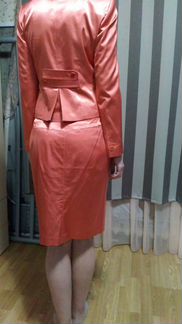 Атласный костюм кораллового цвета р-р 46