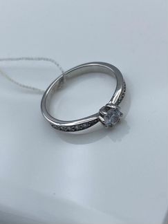 Золотое кольцо из белого золота с фианитом