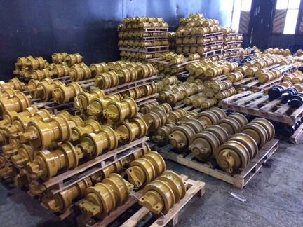 Опорный каток двубортный на CAT D6R