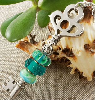 Подвеска Ключ Мятный с шармами лэмпворк