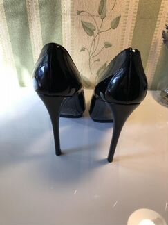 Чёрные лакированные туфли Louise Michail