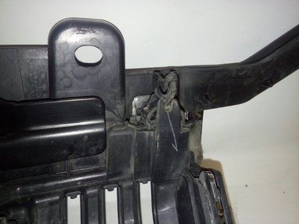 Решетка радиатора передняя верхняя Toyota Land