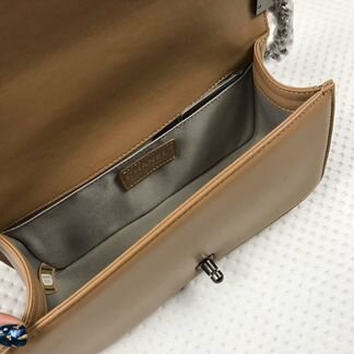 Женская сумка Chanel на цепочке бежевая кожа новая