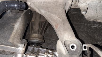 BMW E 53 X 5 M 54 крепление двигателя правая