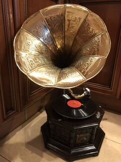 Граммофон резьба по красному дереву