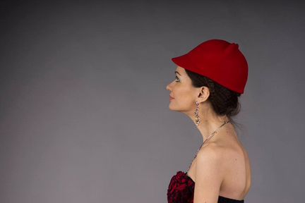 Шляпка - кепка с козырьком и ушками