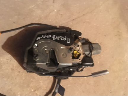 Бмв Е65 задний правый замок с доводчиком