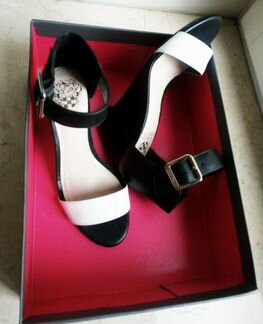 Кожаные босоножки от известного бренда Vince Camu