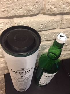 Бутылка и упаковка из-под виски Laphroaig