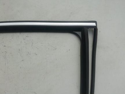 Уплотнитель стекла задний правый Volkswagen Passat