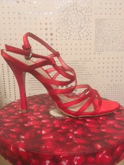 Красные босоножки на каблуке