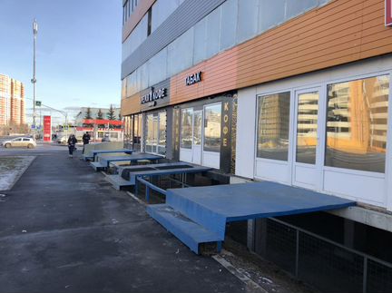 Первая линия с витринами и отдельным входом