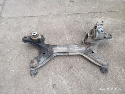 Балка передняя гольф2.3. Passat B3