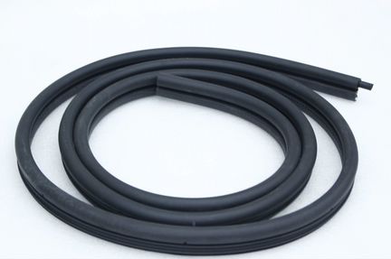 Уплотнитель двери передней правой Ford Connect