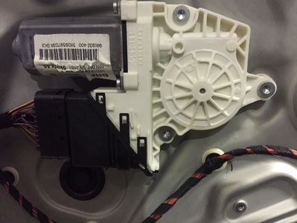 Мотор стеклоподъемника левый задний Шкода Октавия