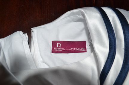 Стильное нарядное платье с подъюбником, 2 года