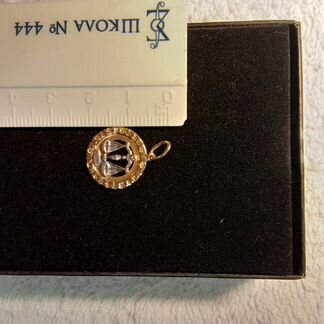 Золотая подвеска весы