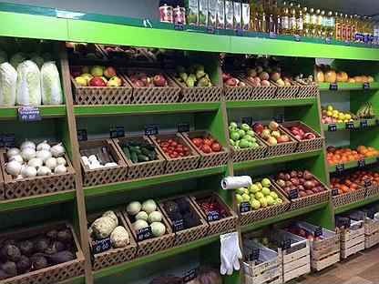 На прилавках магазинов лежат отборные овощи. Овощной стеллаж для магазина. Азбука вкуса овощной отдел. Фруктовый магазин на 15 квадратов.