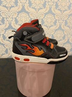Светящиеся кроссовки geox